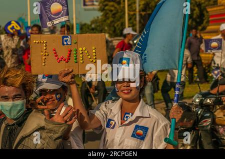 2 beautiful female Sam Rainsy supporters. 1 holds up a #7 sign in Khmer ...