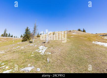 La Dent de Vaulion en Suisse dans la vallée de Joux, canton de Vaud. Située à 1500m d'altitude avec un panorama à 360°. Vue sur le lac de Joux. Lorsqu Stock Photo