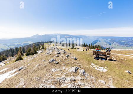 La Dent de Vaulion en Suisse dans la vallée de Joux, canton de Vaud. Située à 1500m d'altitude avec un panorama à 360°. Vue sur le lac de Joux. Lorsqu Stock Photo