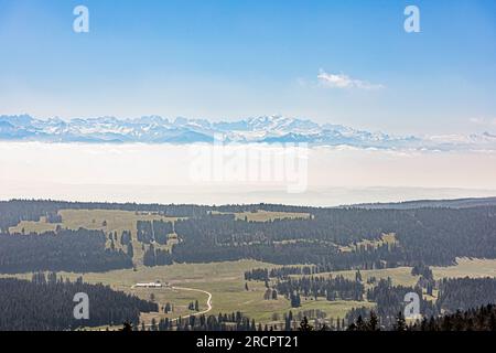 La Dent de Vaulion en Suisse dans la vallée de Joux, canton de Vaud. Située à 1500m d'altitude avec un panorama à 360°. Vue sur le lac de Joux. Lorsqu Stock Photo