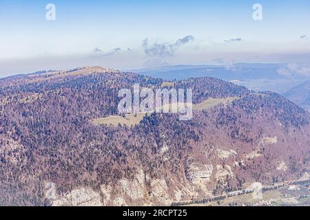 La Dent de Vaulion en Suisse dans la vallée de Joux, canton de Vaud. Située à 1500m d'altitude avec un panorama à 360°. Vue sur le lac de Joux. Lorsqu Stock Photo