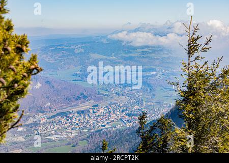 La Dent de Vaulion en Suisse dans la vallée de Joux, canton de Vaud. Située à 1500m d'altitude avec un panorama à 360°. Vue sur le lac de Joux. Lorsqu Stock Photo