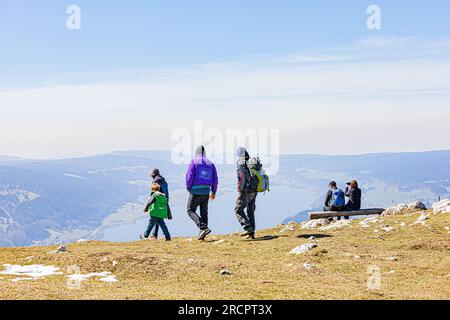 La Dent de Vaulion en Suisse dans la vallée de Joux, canton de Vaud. Située à 1500m d'altitude avec un panorama à 360°. Vue sur le lac de Joux. Lorsqu Stock Photo