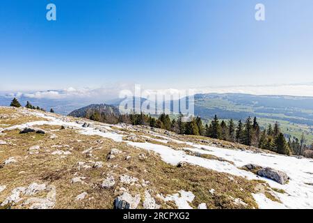 La Dent de Vaulion en Suisse dans la vallée de Joux, canton de Vaud. Située à 1500m d'altitude avec un panorama à 360°. Vue sur le lac de Joux. Lorsqu Stock Photo