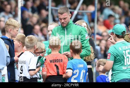 Westerstede, Germany. 16th July, 2023. Soccer: Test matches Werder Bremen - VfB Oldenburg, Werder's Marvin Ducksch signs autographs. Credit: Carmen Jaspersen/dpa/Alamy Live News Stock Photo