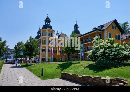 the castle hotel of Velden on lake Woerther Stock Photo