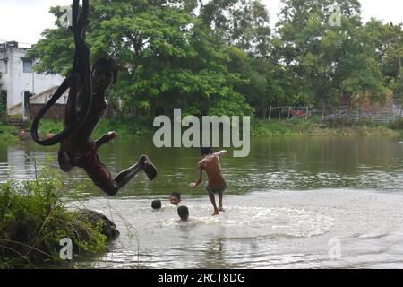Kolkata, West Bengal, India. 16th July, 2023. Boys are jumping inside a pond on a monsoon afternoon on the outskirts of Kolkata. (Credit Image: © Sudipta Das/Pacific Press via ZUMA Press Wire) EDITORIAL USAGE ONLY! Not for Commercial USAGE! Stock Photo