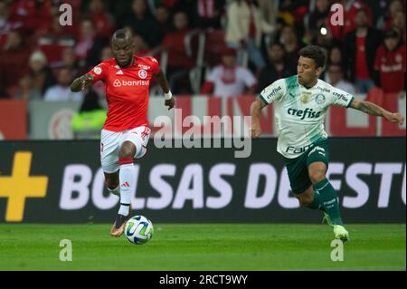 Porto Alegre, Brazil. 16th July, 2023. Enner Valencia of Internacional battles for possession ball with Marcos Rocha of Palmeiras, during the match between Internacional and Palmeiras, for the Brazilian Serie A 2023, at Beira-Rio Stadium, in Porto Alegre on July 16. Photo: Max Peixoto/DiaEsportivo/Alamy Live News Credit: DiaEsportivo/Alamy Live News Stock Photo