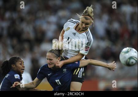 Alexandra POPP Aktion gegen Laure LEPAILLEUR (11) Deutschland - Frankreich 4:2 - 5.7.2011 Fußball Frauen Weltmeisterschaft in Deutschland FIFA Women Worldcup 2011 - 26.6.-17.7.2011 Stock Photo