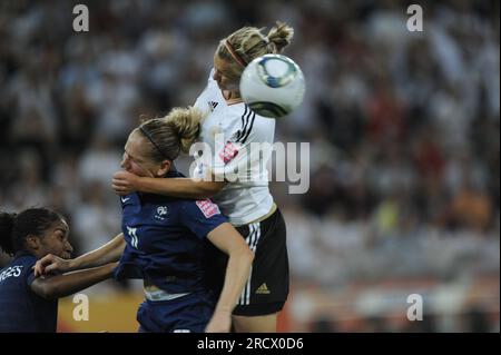 Alexandra POPP Aktion gegen Laure LEPAILLEUR (11) Deutschland - Frankreich 4:2 - 5.7.2011 Fußball Frauen Weltmeisterschaft in Deutschland FIFA Women Worldcup 2011 - 26.6.-17.7.2011 Stock Photo