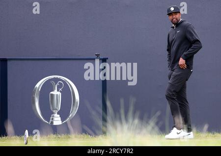 Hoylake, Merseyside, UK. 17th July 2023; Royal Liverpool Golf Club, Hoylake, Merseyside, England: The Open Championship Practice Day; Tony Finau (USA) walks on to the tee at the opening hole Credit: Action Plus Sports Images/Alamy Live News Stock Photo