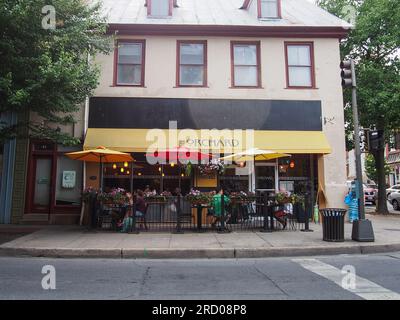 Patrons dining al fresco at The Orchard restaurant in Frederick, Maryland, June 3, 2023, © Katharine Andriotis Stock Photo