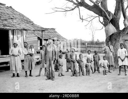 Group of descendants of former slaves of the Pettway Plantation, living under primitive conditions on the plantation, Gees Bend, Alabama, USA, Arthur Rothstein, U.S. Farm Security Administration, February 1937 Stock Photo