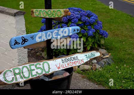 Welcome signs saying welcome (Croeso) in Welsh and other languages, Criccieth, Gwynedd, Wales, July 2023 Stock Photo