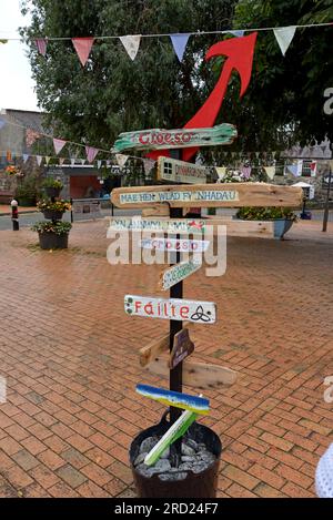 Welcome signs saying welcome (Croeso) in Welsh and other languages, Criccieth, Gwynedd, Wales, July 2023 Stock Photo