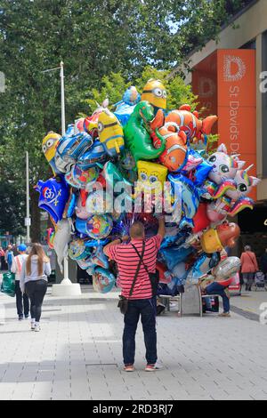 Balloon seller, Queen Street, Cardiff.. July 2023 Stock Photo