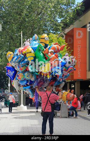 Balloon seller, Queen Street, Cardiff.. July 2023 Stock Photo