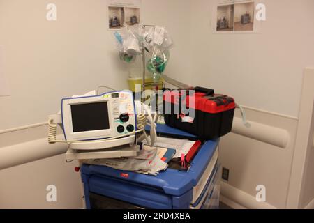 Mobile Cardiac crash cart in hospital Emergency Room Stock Photo