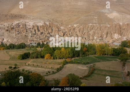 The mountain village of Kandovan with its dwelling caves carved into the rock, Iran Stock Photo
