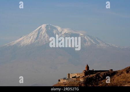 Khor Virap Monastery on the Armenian side against the magnificent backdrop of the Great Ararat on Turkish territory Stock Photo