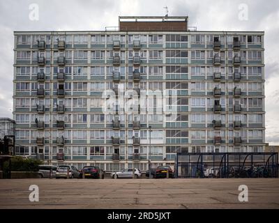 High rise apartment block on the Clichy Housing estate in Whitechapel, East London, earmarked for demolition or redevelopment by Tower Hamlets council. Stock Photo
