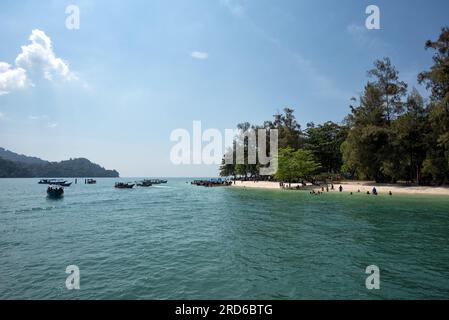 Langkawi, Malaysia - Dec 24, 2018: Boats transport tourists to visit the beautiful beach in Pulau Beras Basah in sunny day, Langkawi, Malaysia. - Pass Stock Photo