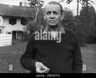 winter, Fritz, 22.9.1905 - 1.10.1976, German painter, in front of his house, Diessen am Ammersee, ADDITIONAL-RIGHTS-CLEARANCE-INFO-NOT-AVAILABLE Stock Photo