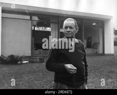 winter, Fritz, 22.9.1905 - 1.10.1976, German painter, in front of his house, Diessen am Ammersee, ADDITIONAL-RIGHTS-CLEARANCE-INFO-NOT-AVAILABLE Stock Photo