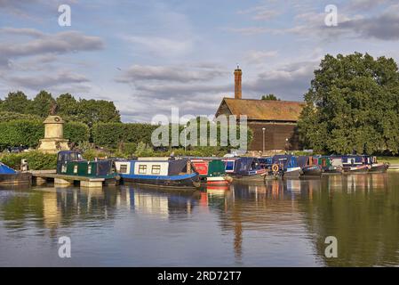 Stratford upon Avon boats. Narrow boats moored on calm water and in the evening light at Bancroft basin. England, UK Stock Photo