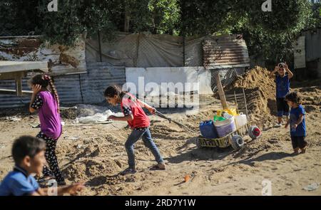 Gaza, Palestine. 18th July, 2023. Palestinian children fetch water near their family home in the town of Beit Lahiya in the northern Gaza Strip. (Credit Image: © Mahmoud Issa/SOPA Images via ZUMA Press Wire) EDITORIAL USAGE ONLY! Not for Commercial USAGE! Stock Photo