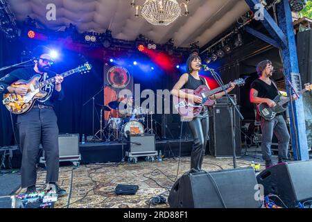 Die amerikanische Sängerin Lera Lynn mit  Band  live beim Orange Blossom Special Festival, Beverungen, Deutschland  |  Americasn singer Lera Lynn with Stock Photo