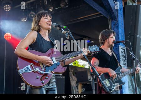 Die amerikanische Sängerin Lera Lynn mit  Band  live beim Orange Blossom Special Festival, Beverungen, Deutschland  |  Americasn singer Lera Lynn with Stock Photo