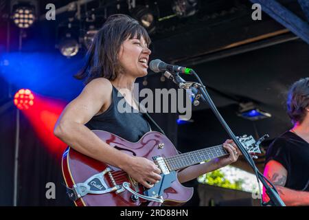 Die amerikanische Sängerin Lera Lynn mit  Band  live beim Orange Blossom Special Festival, Beverungen, Deutschland  |  Americasn singer Lera Lynn with Stock Photo