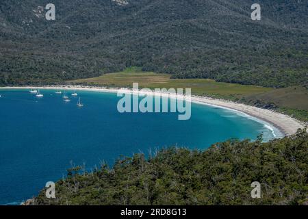 Moore yachts and white beach Winelass Bay Frycenet Peninsular Tasmania Australia Stock Photo