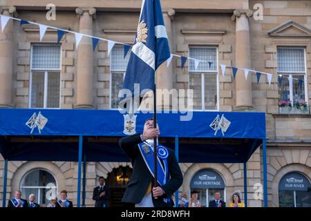 Kelso Civic Week Installation of the Kelso Laddie and Colour Bussing Ceremony The Square, Kelso. Wednesday 19 July 2023 Kelso Laddie: Andrew Thomson Ceremonial Convener: Ex-Laddie Murray Playfair & Master of Ceremonies: Dawn Hinnigan PROGRAMME ¥ 6.55 pm Announcement of Visiting Principals, Guests and Platform Party. ¥ 7.00 pm President and Hon. Provost Horsburgh & Mrs Horsburgh take their chairs and Ex-Laddies take up their positions. Kelso Laddie Andrew Thomson, accompanied by his Right-Hand Man, Callum Davidson and Left-Hand Man, Mark Henderson, along with the Standard Bearer, Ex-Kelso Laddi Stock Photo