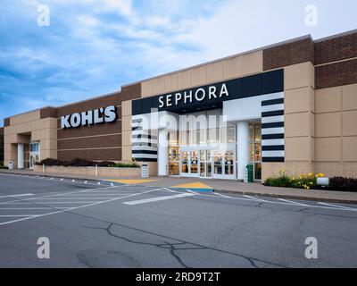 New Hartford, New York - July 9, 2023: Wide View of Kohl's Shopping Mall with Sephora Entrance Signage in Foreground. Stock Photo