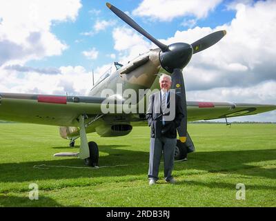 Wing Commander Bob Foster reunited at Duxford with 'his' wartime Battle of Britain era aircraft, Hawker Hurricane R4118, restored by Peter Vacher Stock Photo