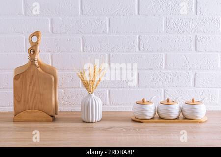 https://l450v.alamy.com/450v/2rdba8p/a-set-of-white-ceramic-storage-jars-and-wooden-cutting-boards-in-the-interior-of-an-eco-friendly-kitchen-minimalism-eco-items-2rdba8p.jpg