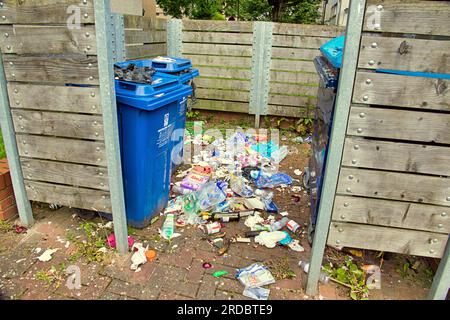 overflowing rubbish bin ar back if tenement flats suffering from rats Stock Photo