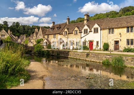 Das Dorf Castle Combe am Fluss Bybrook, Cotswolds, Wiltshire, England, Großbritannien, Europa  |  Castle Combe village and Bybrook river, Cotswolds, W Stock Photo