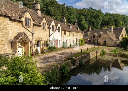 Das Dorf Castle Combe am Fluss Bybrook, Cotswolds, Wiltshire, England, Großbritannien, Europa  |  Castle Combe village and Bybrook river, Cotswolds, W Stock Photo