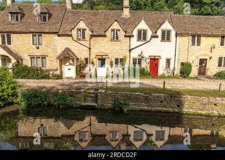 Das Dorf Castle Combe am Fluss Bybrook, Cotswolds, Wiltshire, England, Großbritannien, Europa  |  Castle Combe village and Bybrook river, Cotswolds, W Stock Photo