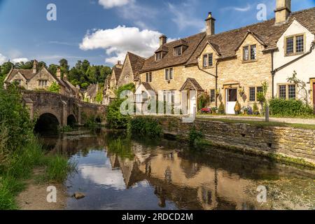 Das Dorf Castle Combe am Fluss Bybrook, Cotswolds, Wiltshire, England, Großbritannien, Europa  |  Castle Combe village and Bybrook river, Cotswolds, W Stock Photo