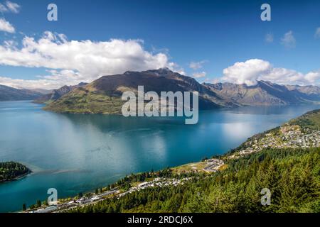 geography / travel, New Zealand, Otega, Queenstown, mountain range The Remarkables and Lake Wakatipu, ADDITIONAL-RIGHTS-CLEARANCE-INFO-NOT-AVAILABLE Stock Photo