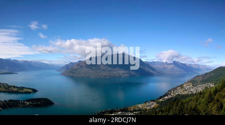 geography / travel, New Zealand, Otega, Queenstown, mountain range The Remarkables and Lake Wakatipu, ADDITIONAL-RIGHTS-CLEARANCE-INFO-NOT-AVAILABLE Stock Photo