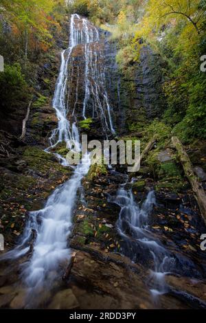 Mingo Creek flows over the rock face on the side of the mountain at Mingo Falls. Stock Photo