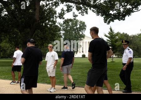 Washington, Vereinigte Staaten. 20th July, 2023. Leandro Trossard, center, walks with other Arsenal players after touring the US Capitol building in Washington, DC, Thursday, July 20, 2023. Credit: Julia Nikhinson/CNP/dpa/Alamy Live News Stock Photo