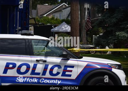 Authorities take out boxes of evidence from Rex Heuermann's house. Tents and several members of the crime lab of Suffolk County seen on the property. Investigators from the crime lab and the New York State Police Thursday, collect evidence from the storage unit of alleged Long Island New York Gilgo Beach serial killer Rex Heuermann. Crime scene investigators bring out evidence from the home and New York storage facility of Rex Heuermann in Long Island, New York on July 20, 2023. Rex Heuermann was arrested as a suspect in the Gilgo Beach serial killings. The massive police presence on First Ave Stock Photo