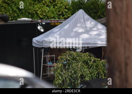 Authorities take out boxes of evidence from Rex Heuermann's house. Tents and several members of the crime lab of Suffolk County seen on the property. Investigators from the crime lab and the New York State Police Thursday, collect evidence from the storage unit of alleged Long Island New York Gilgo Beach serial killer Rex Heuermann. Crime scene investigators bring out evidence from the home and New York storage facility of Rex Heuermann in Long Island, New York on July 20, 2023. Rex Heuermann was arrested as a suspect in the Gilgo Beach serial killings. The massive police presence on First Ave Stock Photo