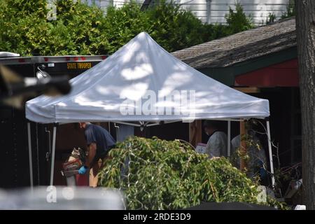 Authorities take out boxes of evidence from Rex Heuermann's house. Tents and several members of the crime lab of Suffolk County seen on the property. Investigators from the crime lab and the New York State Police Thursday, collect evidence from the storage unit of alleged Long Island New York Gilgo Beach serial killer Rex Heuermann. Crime scene investigators bring out evidence from the home and New York storage facility of Rex Heuermann in Long Island, New York on July 20, 2023. Rex Heuermann was arrested as a suspect in the Gilgo Beach serial killings. The massive police presence on First Av Stock Photo